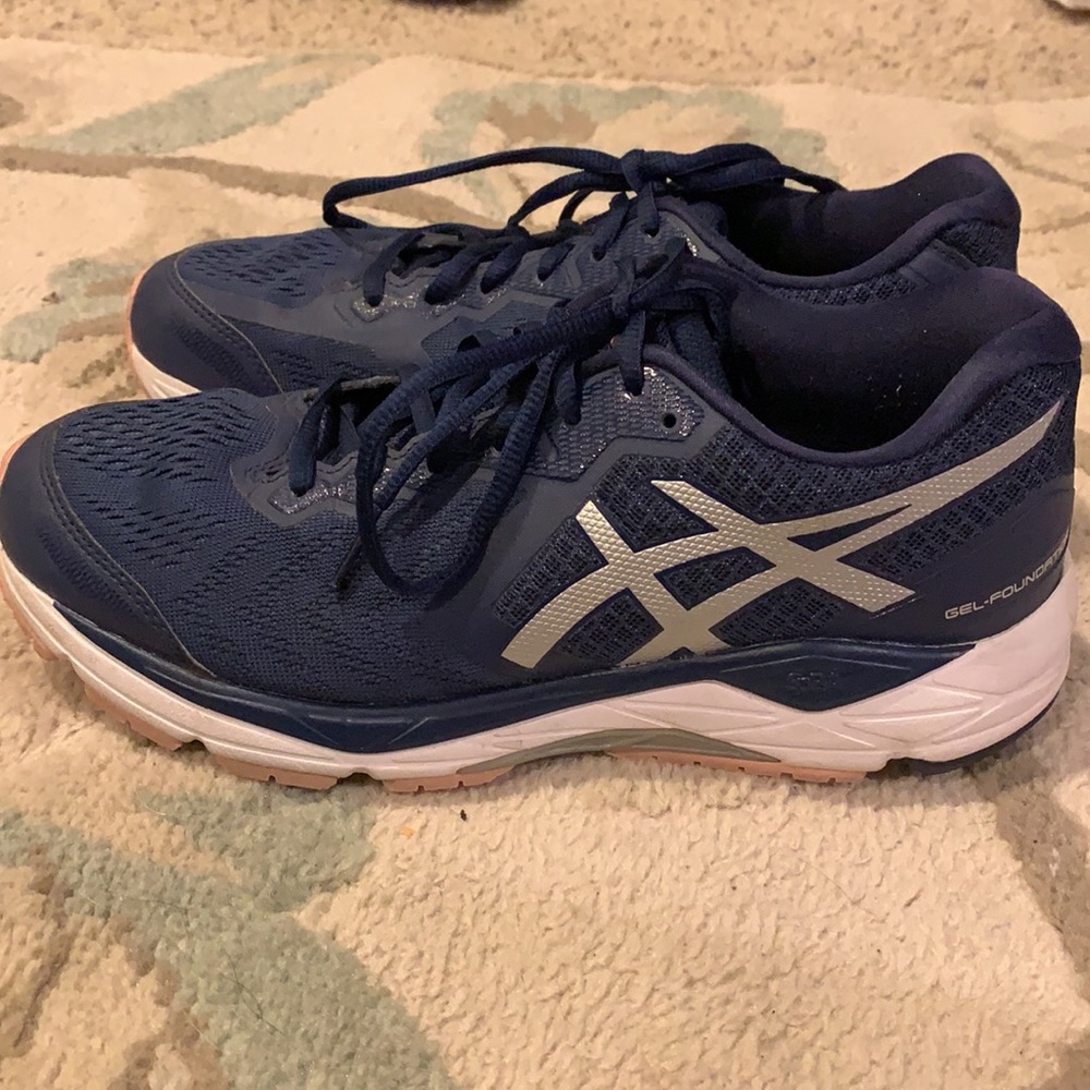 Hardly worn ASICS, size 8.5!